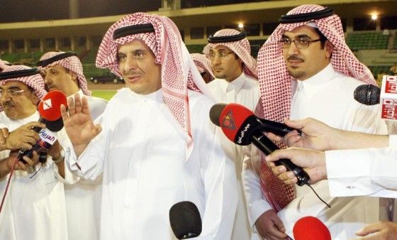 الامير سلطان بن فهد اثناء حديثه للصحافة بعد نهاية تدريب المنتخب السعودي امس 
